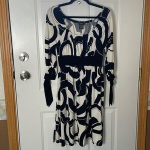 NWOT A.P.N.Y. polyester/spandex 3/4 tie bottom sleeve, scoop neck dress, Size S